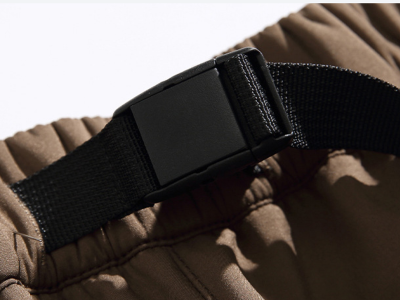 Men's 3-proof cargo pants with fleece lining - brown, belt buckle close-up, for travel and daily commute