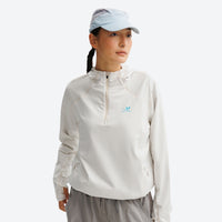
                  
                    Breathable half-zip mid-layer with recycled fabric - white quick-dry lightweight half-zip mid-layer on women with cap
                  
                