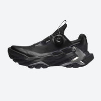 
                  
                    Wide-toe-box trail running shoes with dial buckle - black Boa trail shoes with wide forefoot, product side view
                  
                