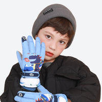 
                  
                    Kids' snow gloves and cord mittens for winter - blue dinosaur print kids snow gloves on boy, for skiing and snowboarding
                  
                