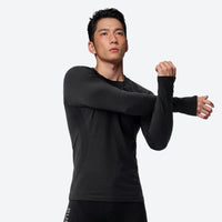 
                  
                    Unisex 17.5 micron merino wool baselayer tee - black merino wool baselayer long-sleeve on men, for skiing and snowboarding
                  
                