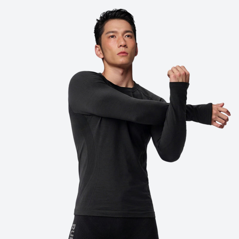 Unisex 17.5 micron merino wool baselayer tee - black merino wool baselayer long-sleeve on men, for skiing and snowboarding