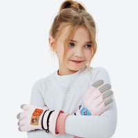 
                  
                    Kids' printed ski gloves with wrist strap - pink kids snow gloves on girl, hug wear view, for skiing and snowboarding
                  
                