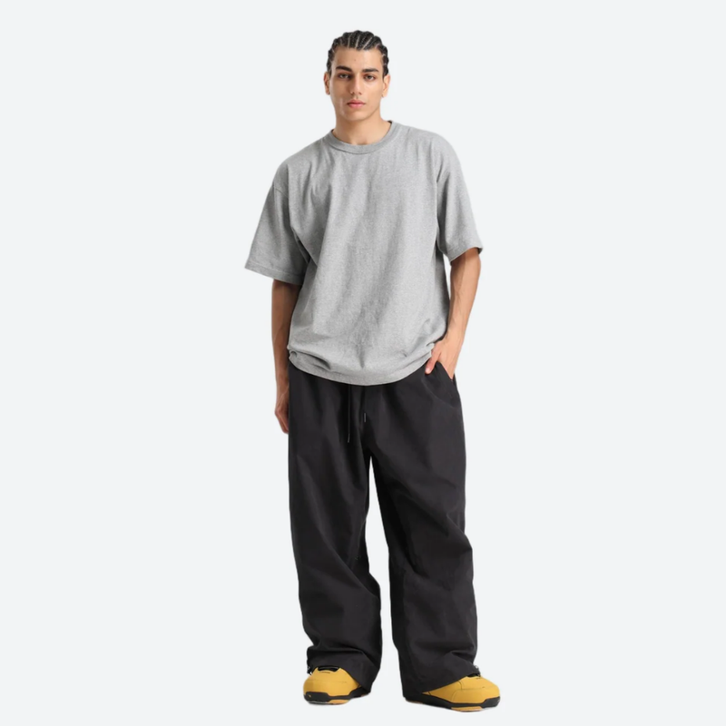 Breathable 3-layer ski pullover with balloon pants - black snow pants with gray tee, for skiing and snowboarding