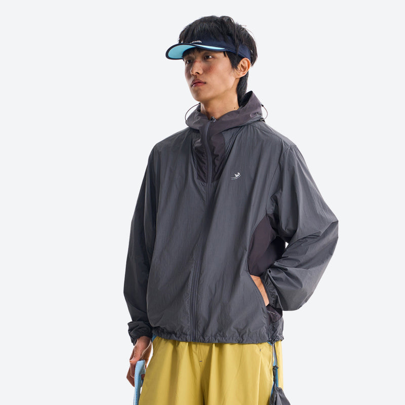 Water-repellent breathable sun jacket with hood - dark gray sun jacket on men with cap, for beach and summer trips