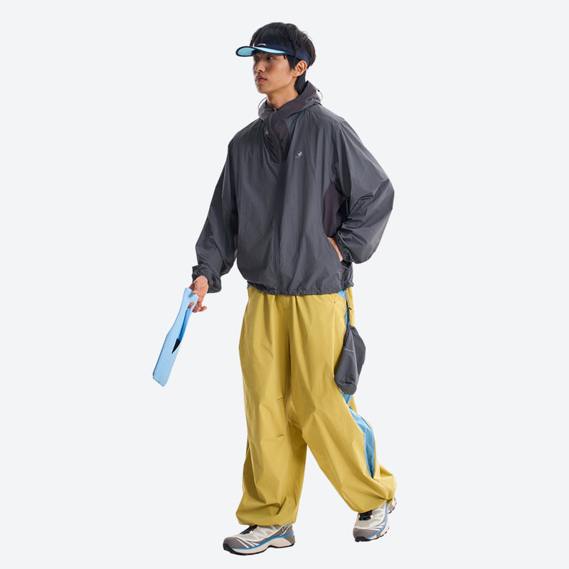 Lightweight water-repellent sun protection jacket - dark gray sun jacket on men with cap, for hiking and trail walking