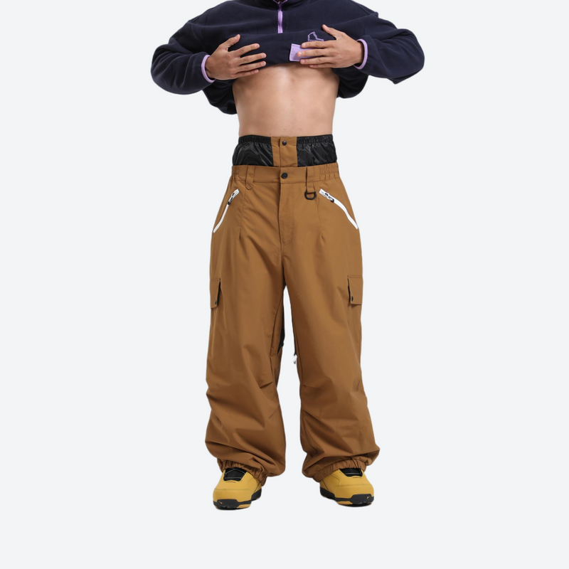 Waterproof 3L cargo snow pants - tan snow pants, waistband close-up with lifted jacket, for cold-weather winter sports