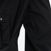 
                  
                    Men's waterproof 3L bib snow pants - black, cargo pocket and leg seam close-up, for skiing and snowboarding
                  
                