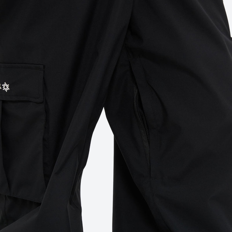 Men's waterproof 3L bib snow pants - black, cargo pocket and leg seam close-up, for skiing and snowboarding