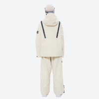 
                  
                    Colorblock snowboard jacket and pants set - cream, on-model front with snowboard and backpack, for powder and piste riding
                  
                