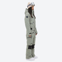 
                  
                    Unisex waterproof one-piece snow suit - sage green one-piece suit, on-model side view, for powder and piste riding
                  
                