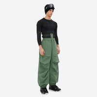 
                  
                    Men's breathable balloon snow pants set - sage green snow pants with black top, for skiing and snowboarding
                  
                