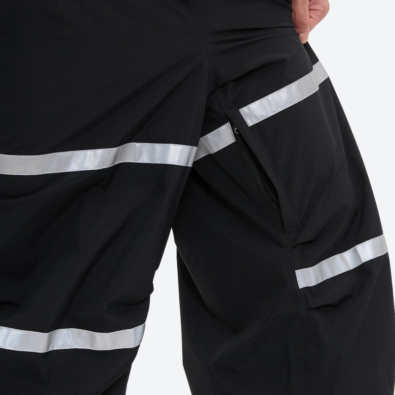 Unisex waterproof 3L bib snow pants - black bib pants, knee reflective stripe close-up detail, for skiing and snowboarding