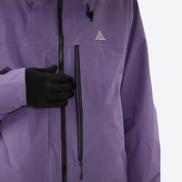 
                  
                    Men's waterproof 3L insulated snow jacket - purple, chest zip close-up with hand, for resort and backcountry days
                  
                
