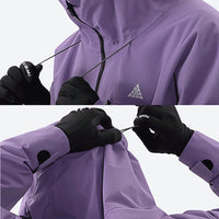 
                  
                    Men's adjustable insulated snowboard jacket - purple, hood drawstring close-up with both hands, for skiing and snowboarding
                  
                